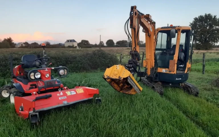 On voit deux débroussailleuses de modèle différent